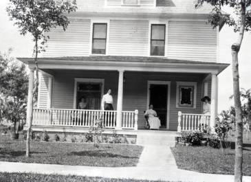 Oakes 1911 - Ritterbush Family Papers - Nichols family Group on porch of house, likely in Oakes