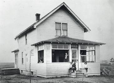 Wilton 1918 - Frances Wold Photograph Collection - Frank and Rose Riebe and their children, Albert, Floris and David at their home in Wilton