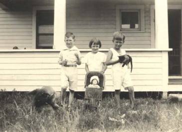 1925 - SHS - Hattie (Heichel) Ackerman Betty with two boys, cat, dog and toys in front of house (the boy on the left is probably Garnes) 