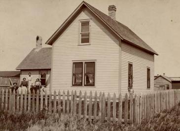 1900 - Pierce County Tribune Records - Unidentified family outside farm house