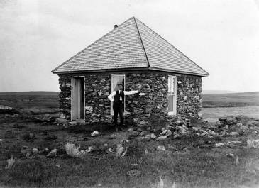 1900 - SHS A - A Collection -  A stone house